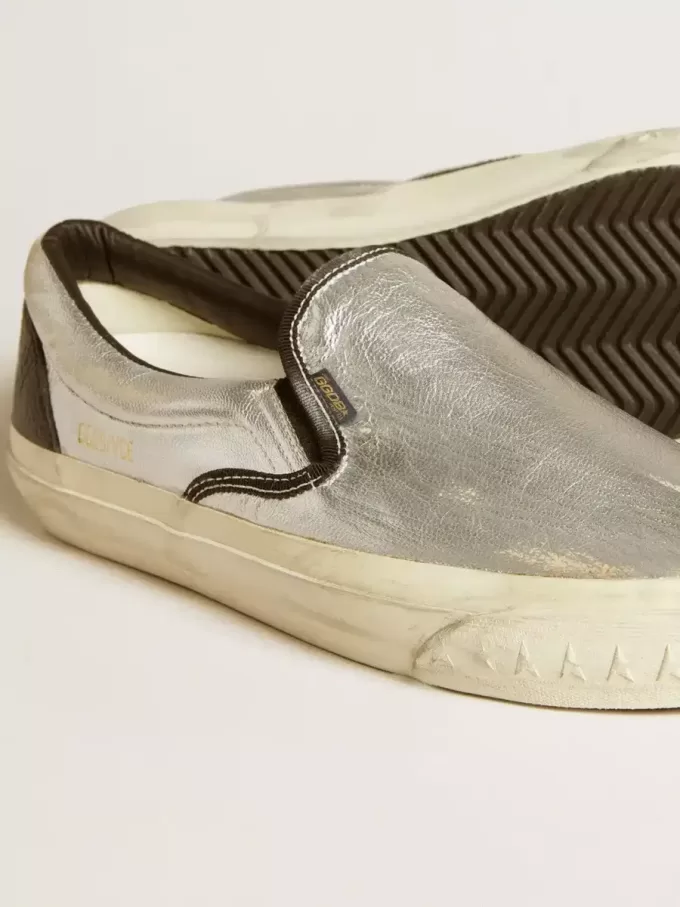 Herrmodell VCE Penstar i metallic silverläder med svart läderflik på hälen Herrmodell VCE Penstar i metallic silverläder med svart läderflik på hälen