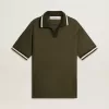 Herrpolo i militärgrön jersey med broderi Herrpolo i militärgrön jersey med broderi