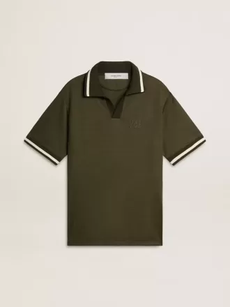 Herrpolo i militärgrön jersey med broderi