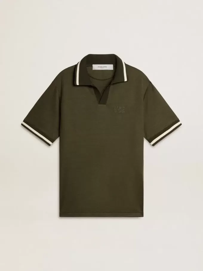 Herrpolo i militärgrön jersey med broderi Herrpolo i militärgrön jersey med broderi