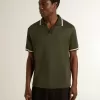 Herrpolo i militärgrön jersey med broderi Herrpolo i militärgrön jersey med broderi