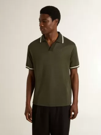 Herrpolo i militärgrön jersey med broderi