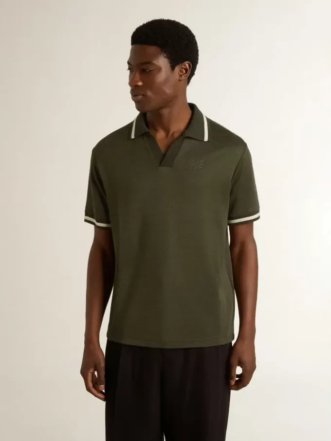 Herrpolo i militärgrön jersey med broderi Herrpolo i militärgrön jersey med broderi