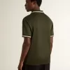 Herrpolo i militärgrön jersey med broderi Herrpolo i militärgrön jersey med broderi