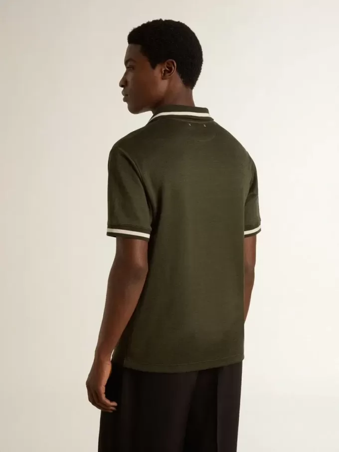 Herrpolo i militärgrön jersey med broderi Herrpolo i militärgrön jersey med broderi