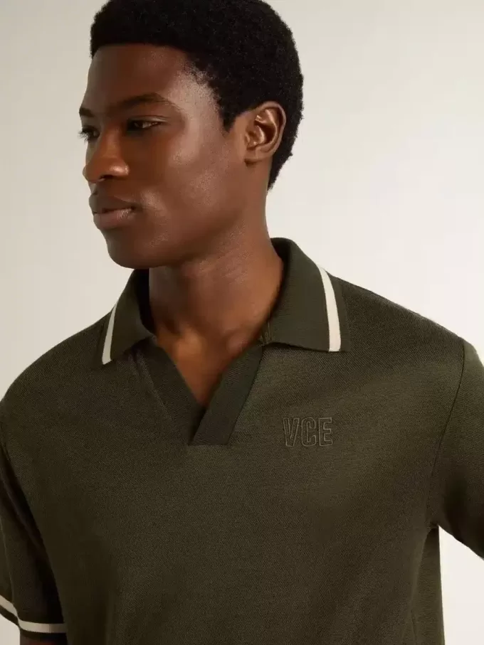 Herrpolo i militärgrön jersey med broderi Herrpolo i militärgrön jersey med broderi
