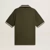 Herrpolo i militärgrön jersey med broderi Herrpolo i militärgrön jersey med broderi