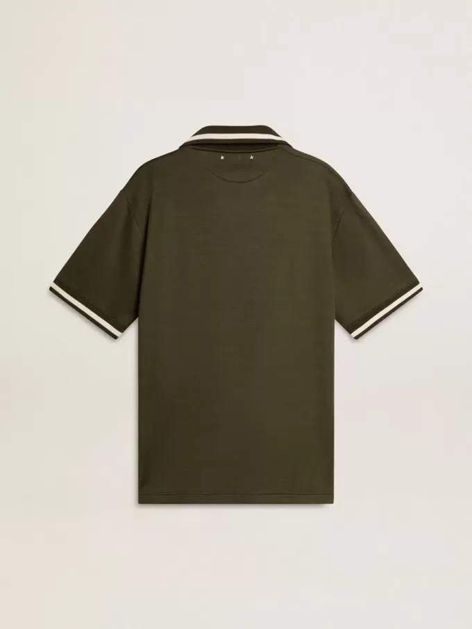 Herrpolo i militärgrön jersey med broderi Herrpolo i militärgrön jersey med broderi