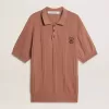 Herrpolo i tegelfärg med broderad logotyp.