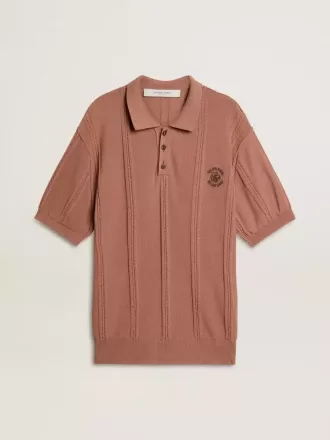 Herrpolo i tegelfärg med broderad logotyp.
