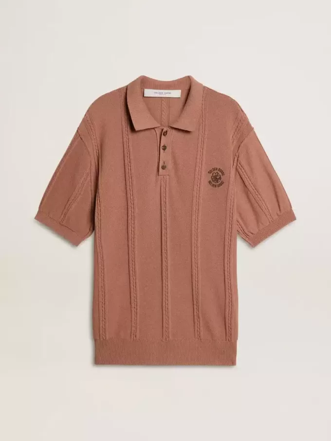 Herrpolo i tegelfärg med broderad logotyp.