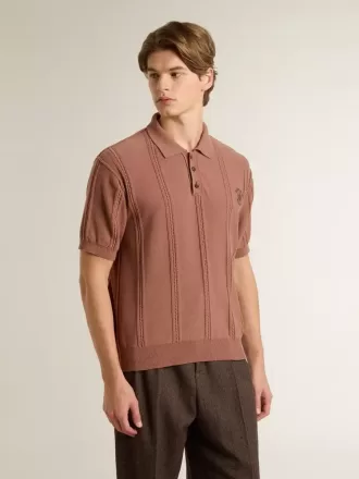 Herrpolo i tegelfärg med broderad logotyp.