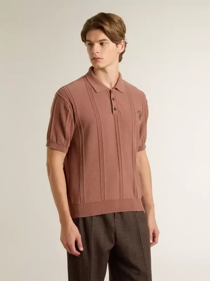Herrpolo i tegelfärg med broderad logotyp.