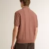 Herrpolo i tegelfärg med broderad logotyp.