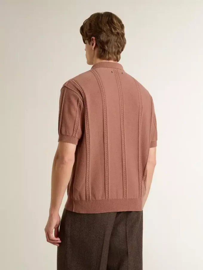 Herrpolo i tegelfärg med broderad logotyp.