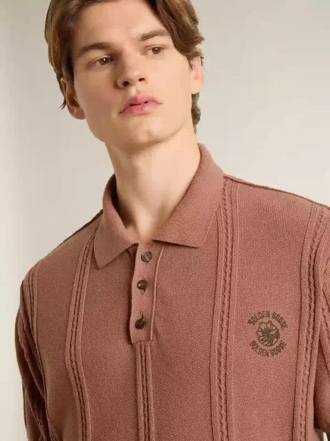 Herrpolo i tegelfärg med broderad logotyp.