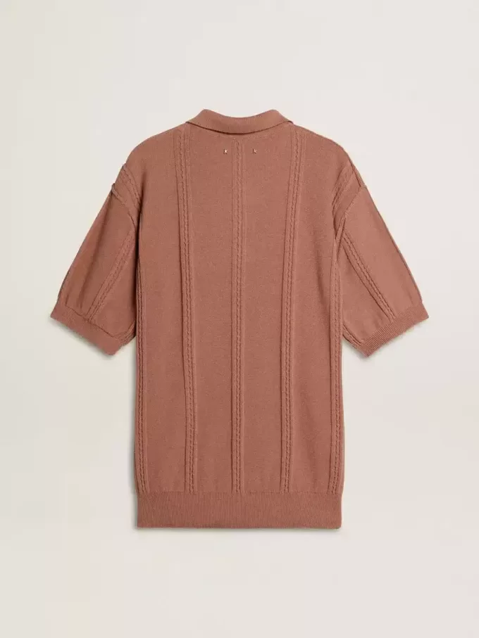 Herrpolo i tegelfärg med broderad logotyp.