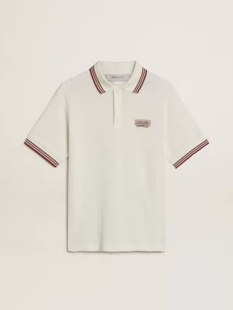 Herrpolotröja i vit perforerad stickning med burgundy randiga detaljer Herrpolotröja i vit perforerad stickning med burgundy randiga detaljer