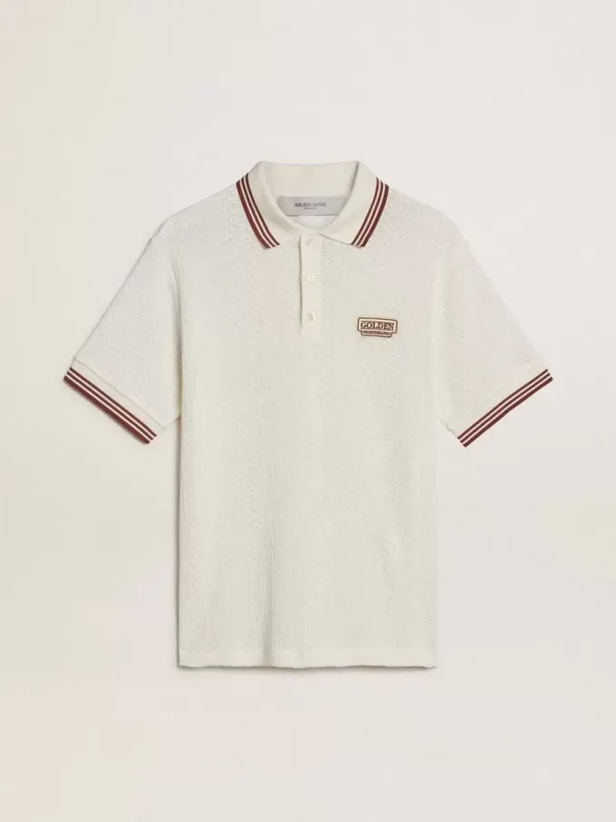 Herrpolotröja i vit perforerad stickning med burgundy randiga detaljer