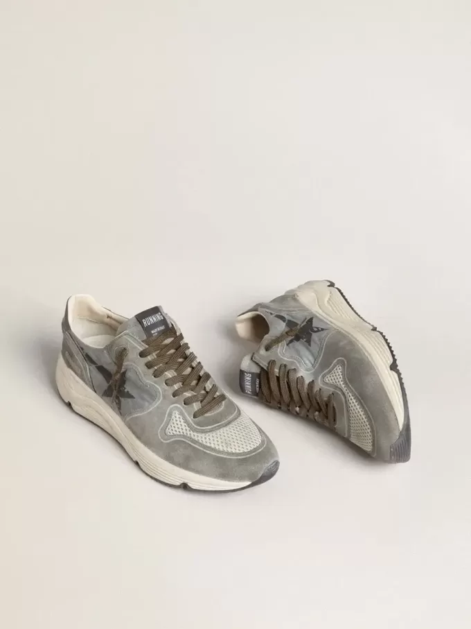 Herrskor med löparsula i ljusblå nylon med svart stjärna och grön läderflik på hälen Herrskor med löparsula i ljusblå nylon med svart stjärna och grön läderflik på hälen