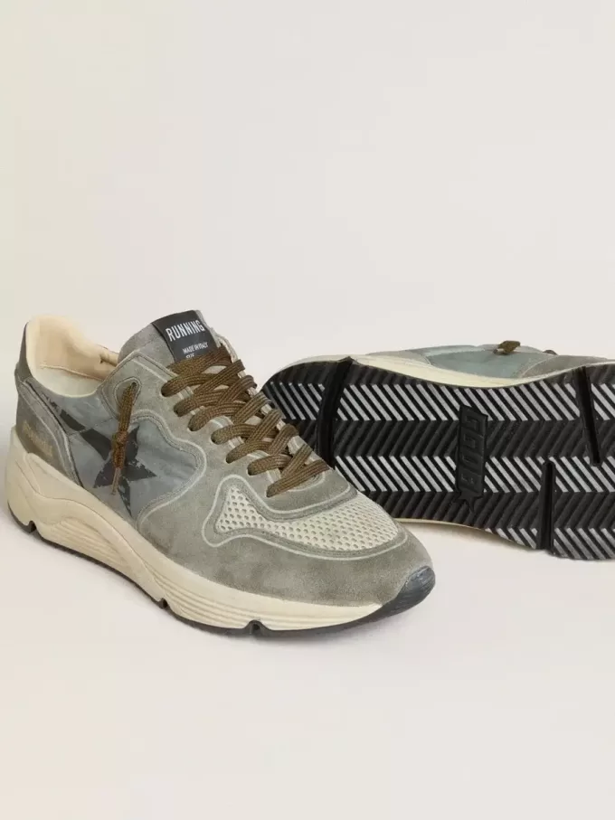 Herrskor med löparsula i ljusblå nylon med svart stjärna och grön läderflik på hälen Herrskor med löparsula i ljusblå nylon med svart stjärna och grön läderflik på hälen