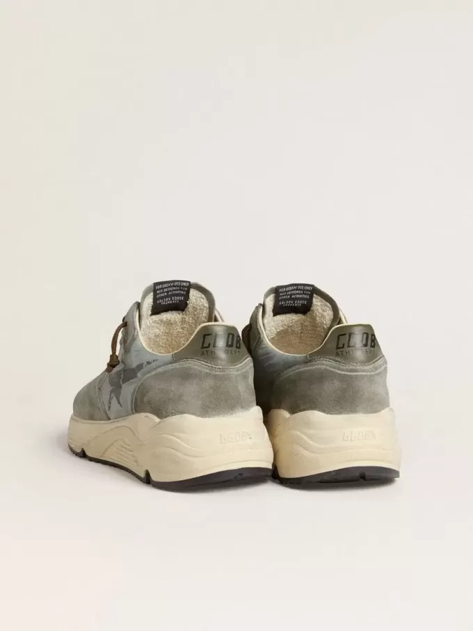 Herrskor med löparsula i ljusblå nylon med svart stjärna och grön läderflik på hälen Herrskor med löparsula i ljusblå nylon med svart stjärna och grön läderflik på hälen