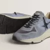 Herrskor med löparsula i ljusblå nylon och nubuck med svart stjärna Herrskor med löparsula i ljusblå nylon och nubuck med svart stjärna