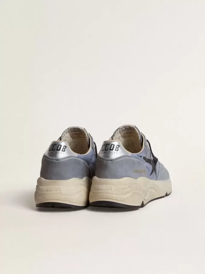Herrskor med löparsula i ljusblå nylon och nubuck med svart stjärna Herrskor med löparsula i ljusblå nylon och nubuck med svart stjärna