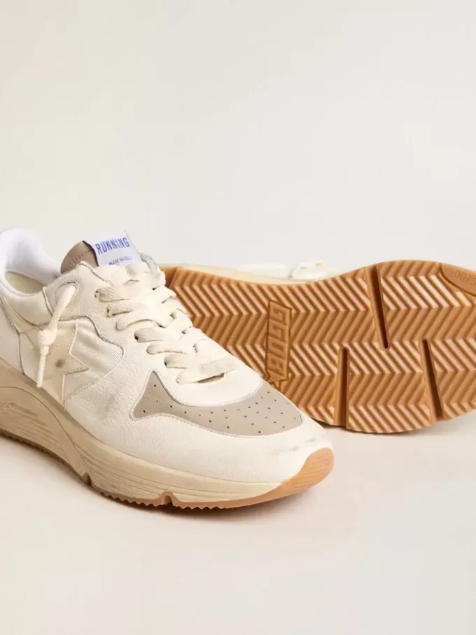 Herrskor med löparsula i nappaläder med beige läderstjärna och röd hälflik Herrskor med löparsula i nappaläder med beige läderstjärna och röd hälflik
