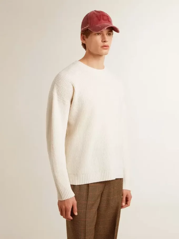 Herrtröja med rund hals i sliten vit ribbad ull Herrtröja med rund hals i sliten vit ribbad ull