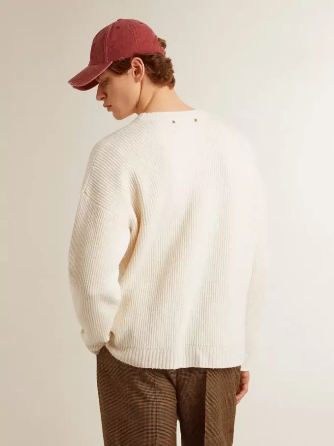 Herrtröja med rund hals i sliten vit ribbad ull Herrtröja med rund hals i sliten vit ribbad ull