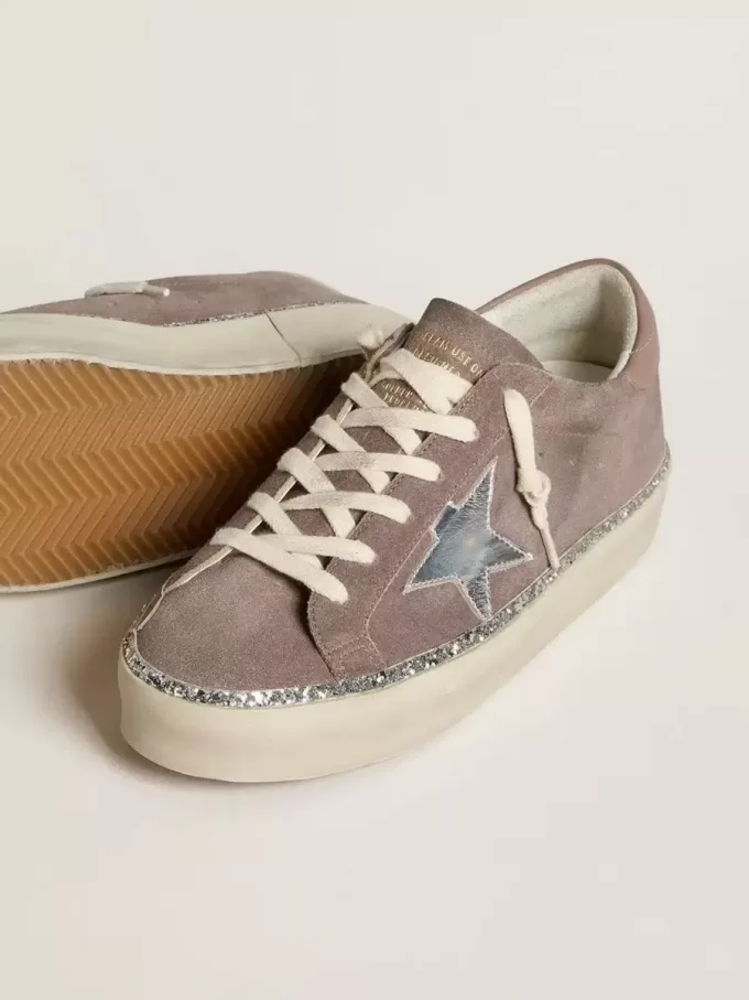 Hi Star för damer i mocka med silverfärgad läderstjärna och läderflik på hälen Hi Star för damer i mocka med silverfärgad läderstjärna och läderflik på hälen