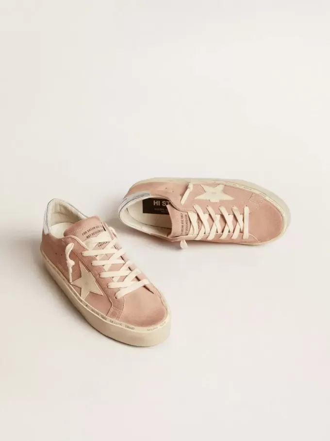 Hi Star för damer i rosa mocka med krämfärgad stjärna och silverfärgad läderflik på hälen Hi Star för damer i rosa mocka med krämfärgad stjärna och silverfärgad läderflik på hälen
