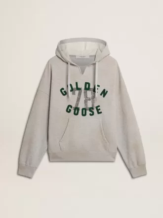 Huvtröja i slitet grått med broderat vintage-logo