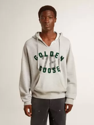 Huvtröja i slitet grått med broderat vintage-logo