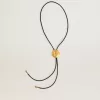 Jewelmates bolo-slips i svart läder med antikgulddetaljer i metall Jewelmates bolo-slips i svart läder med antikgulddetaljer i metall