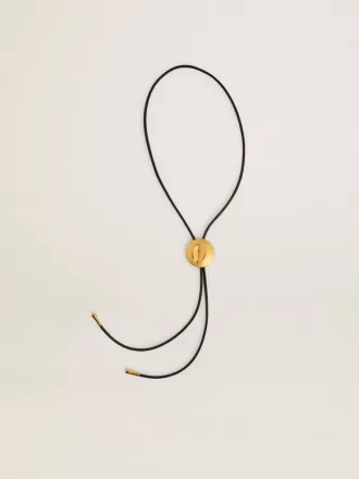 Jewelmates bolo-slips i svart läder med antikgulddetaljer i metall Jewelmates bolo-slips i svart läder med antikgulddetaljer i metall