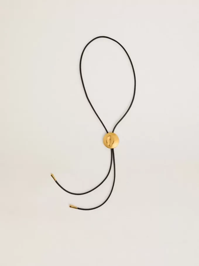 Jewelmates bolo-slips i svart läder med antikgulddetaljer i metall Jewelmates bolo-slips i svart läder med antikgulddetaljer i metall