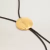 Jewelmates bolo-slips i svart läder med antikgulddetaljer i metall Jewelmates bolo-slips i svart läder med antikgulddetaljer i metall