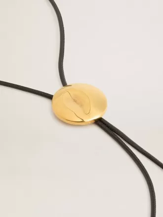 Jewelmates bolo-slips i svart läder med antikgulddetaljer i metall Jewelmates bolo-slips i svart läder med antikgulddetaljer i metall