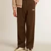 Joggingbyxor för herr i militärgrön med vit logotyp Joggingbyxor för herr i militärgrön med vit logotyp