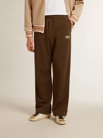 Joggingbyxor för herr i militärgrön med vit logotyp
