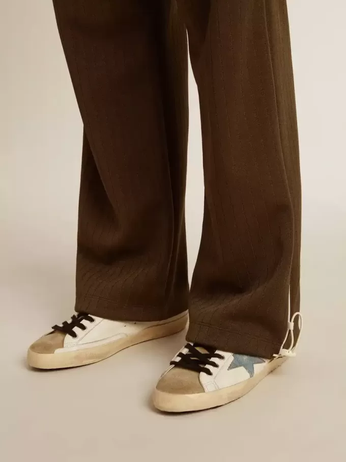 Joggingbyxor för herr i militärgrön med vit logotyp Joggingbyxor för herr i militärgrön med vit logotyp