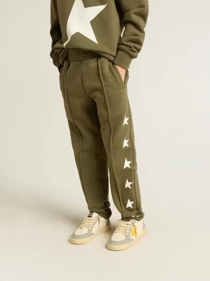 Joggingbyxor för pojkar i militärgrön färg med vita stjärnor Joggingbyxor för pojkar i militärgrön färg med vita stjärnor
