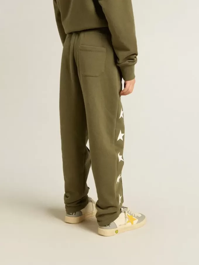 Joggingbyxor för pojkar i militärgrön färg med vita stjärnor Joggingbyxor för pojkar i militärgrön färg med vita stjärnor