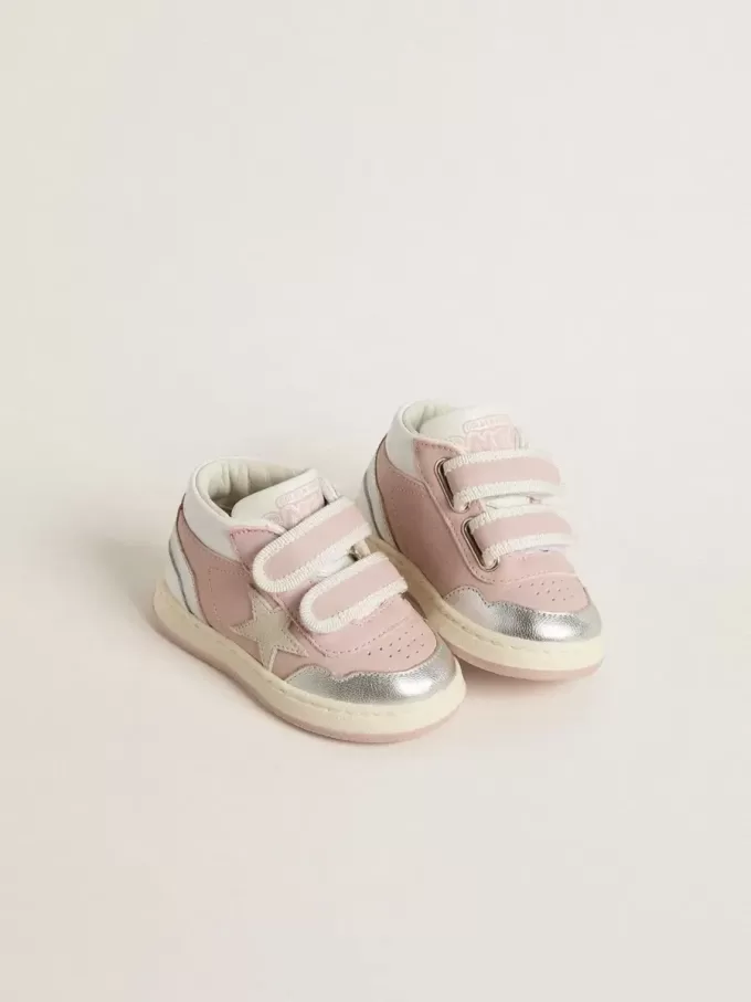 Junior June i rosa läder med insatser i metallicläder och stjärna i mocka Junior June i rosa läder med insatser i metallicläder och stjärna i mocka
