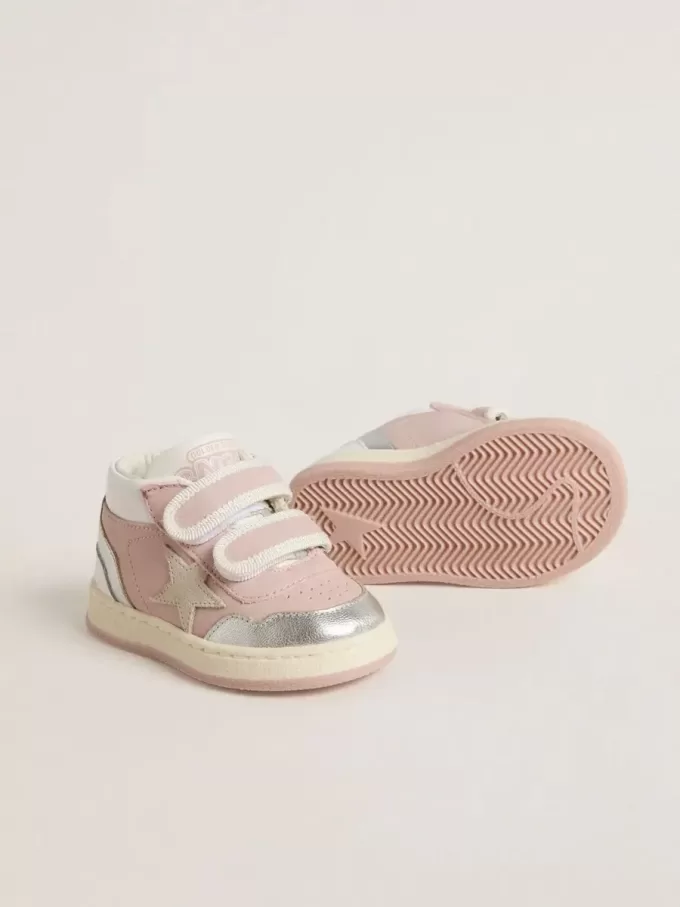 Junior June i rosa läder med insatser i metallicläder och stjärna i mocka Junior June i rosa läder med insatser i metallicläder och stjärna i mocka