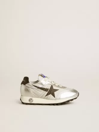Junior Marathon i silverfärgad nylon med svart stjärna och läderflik på hälen