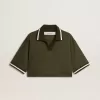 Kort polo för damer i militärgrön jersey med broderi Kort polo för damer i militärgrön jersey med broderi