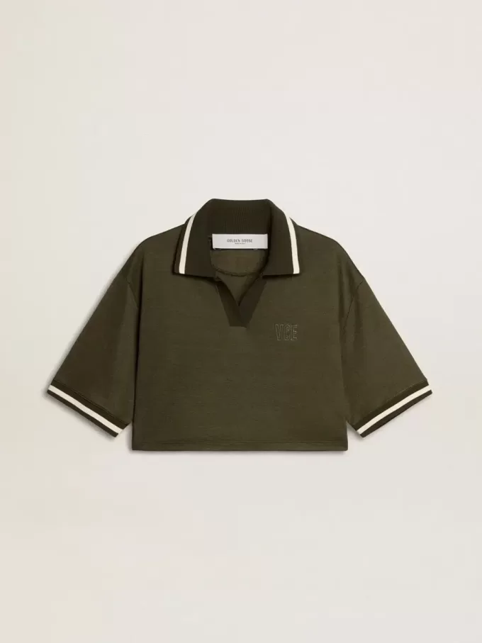 Kort polo för damer i militärgrön jersey med broderi Kort polo för damer i militärgrön jersey med broderi